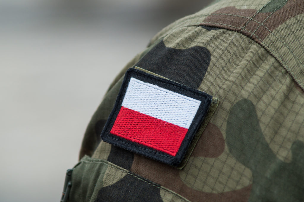 Polska flaga narodowa na rękawie munduru wojskowego.