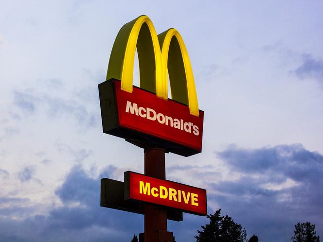 Słup z logiem McDonalds na tle wieczornego nieba