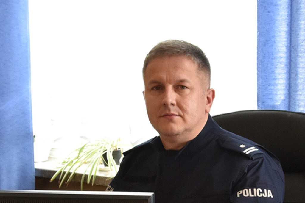 Zdjęcie mężczyzny za biurkiem w mundurze policjanta