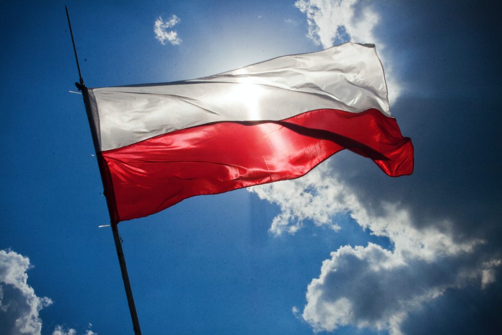 Flaga Polski na maszcie