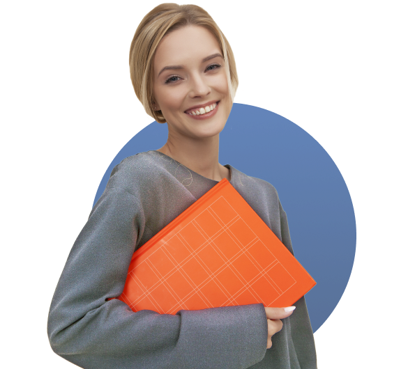 Młoda uśmiechnięta kobieta trzymająca w dłoni pomarańczowy zeszyt.