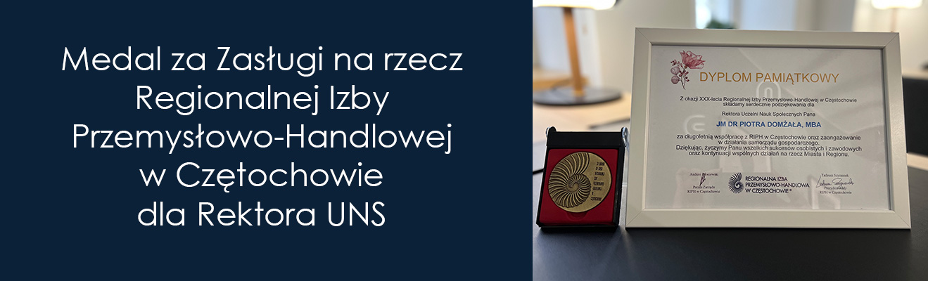 Baner przedstawiający zdjęcie dyplomu i medalu dla Rektora Uczelni Nauk Społecznych Piotra Domżała oraz napis Medal za Zasługi na rzecz Regionalnej Izby Przemysłowo-Handlowej w Częstochowie dla Rektora UNS