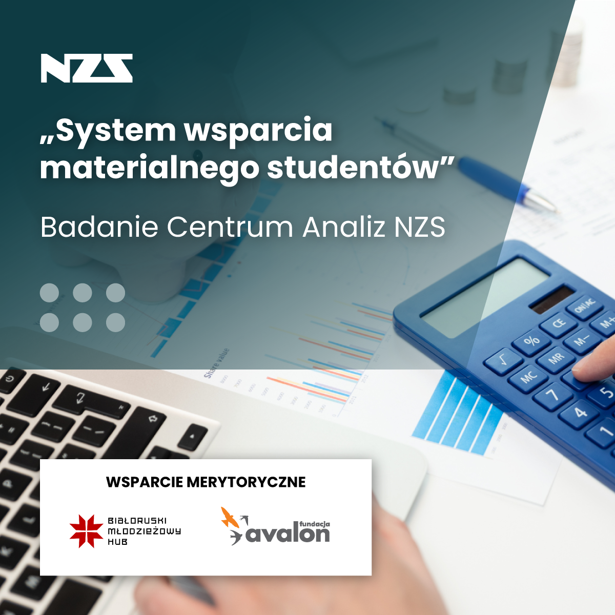 Zdjęcie ręki liczącej na kalkulatorze wraz z logotypami NZS, Fundacji Avalon i Białoruskiego Młodziezowego Hubu