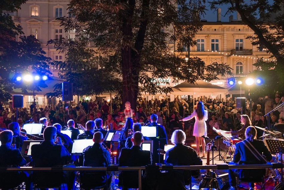 Koncert na świeżym powietrzu w Pasażu Rubinsteina w Łodzi