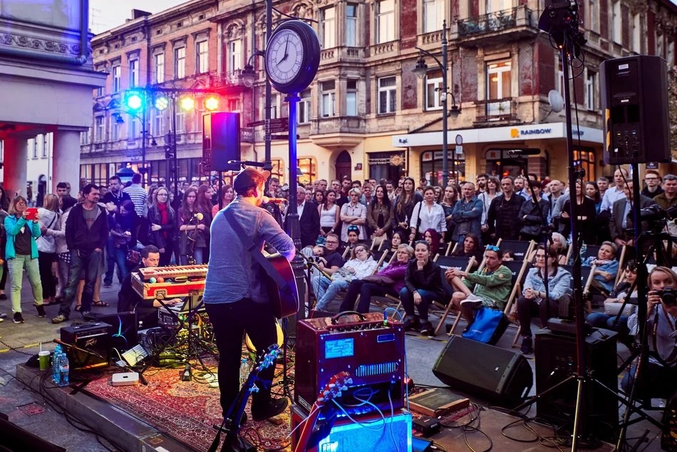 koncert uliczny na Piotrkowskiej w Łodzi