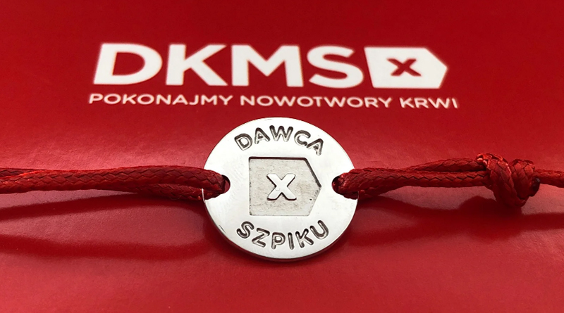 Logo DKMS i zdjęcie emblematu dawcy