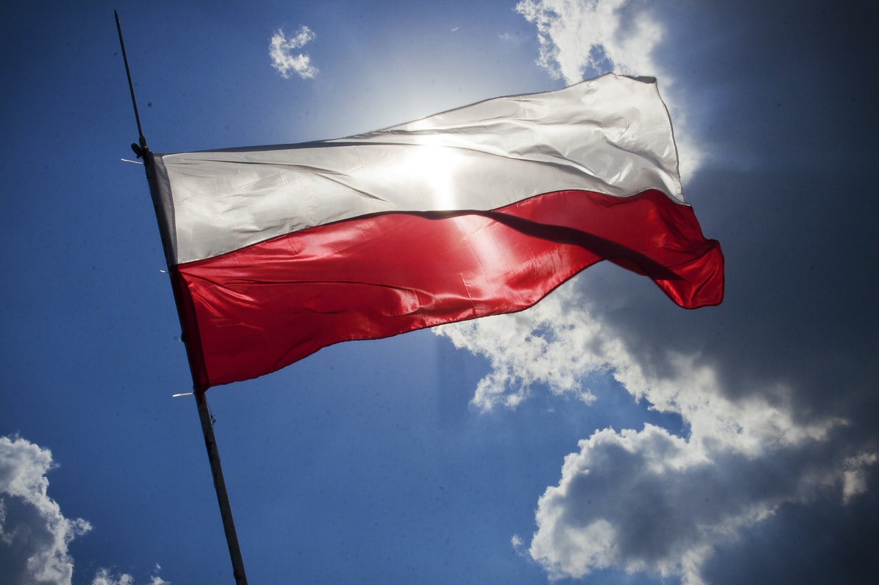 Zdjęcie flagi Polski powiewającej na wietrze