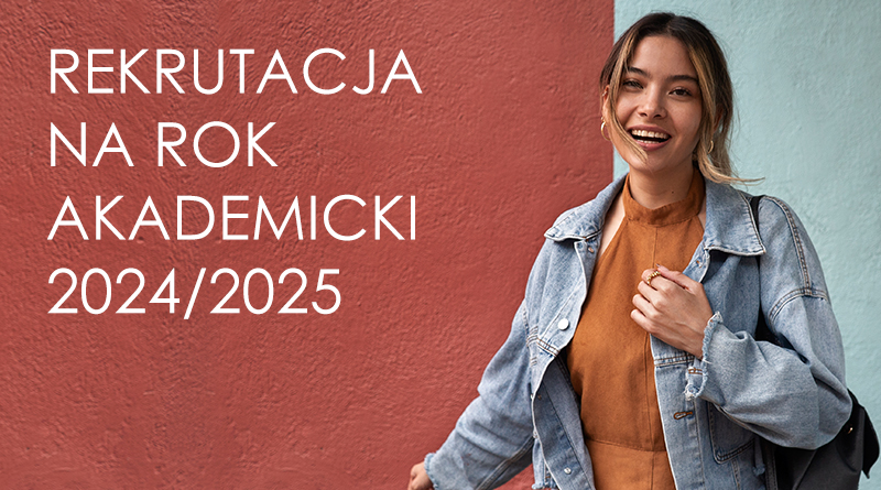 Zdjęcie uśmiechniętej młodej dziewczyny na tle rudej i szarej ściany z napisem Rekrutacja na rok akademicki 2024/2025