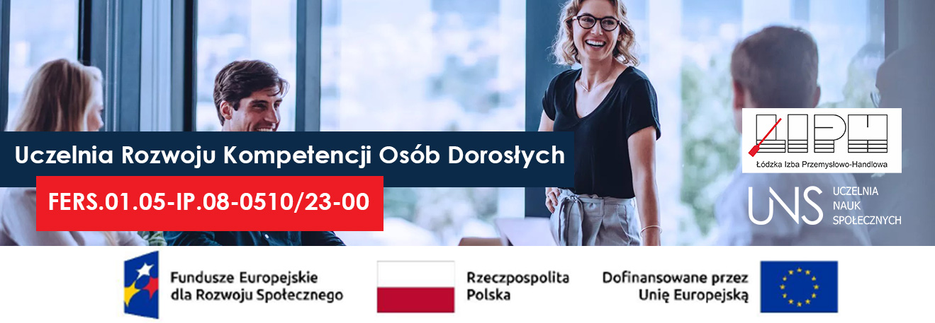 Grupa ludzi w pokoju z dużymi oknami podczas szkolenia