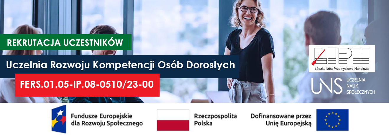 Grupa ludzi w pokoju z dużymi oknami podczas szkolenia