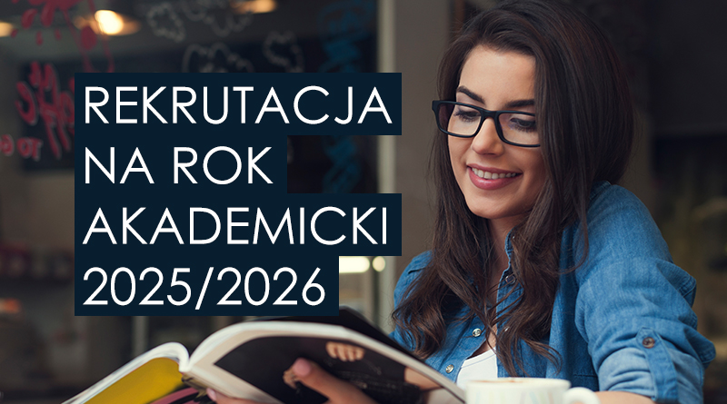 Baner rekrutacyjny 2025 z młodą brunetką w okularach czytającą w kawiarni