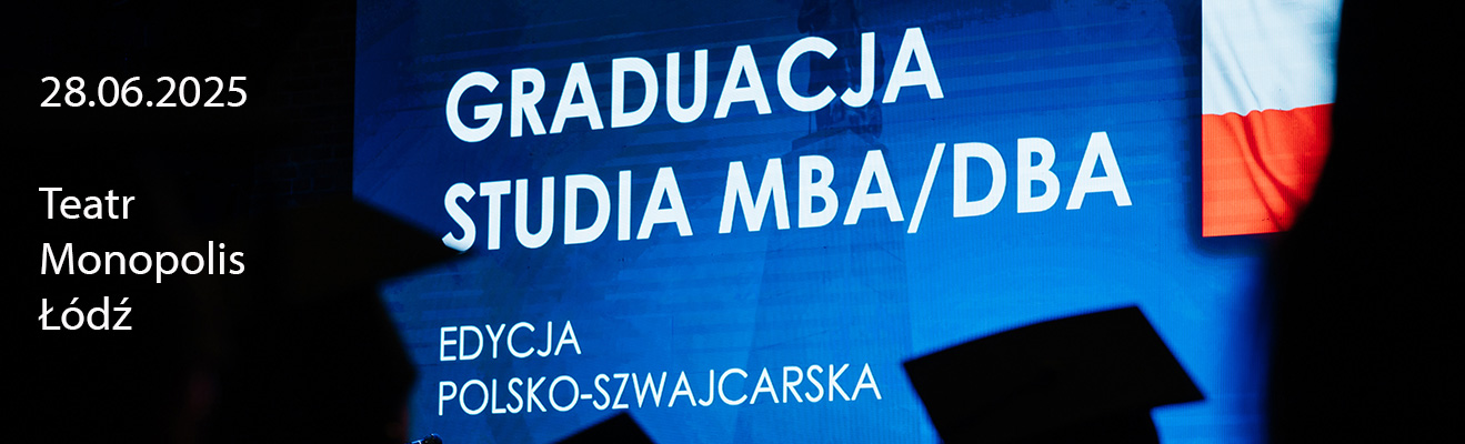 Zdjęcie osób w akademickich biretach na tle tablicy LED z grafiką