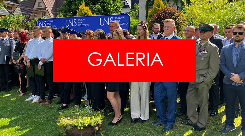 Grupa absolwentów w plenerze i napis galeria