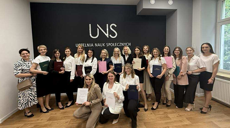 Grupa studentek po obronach