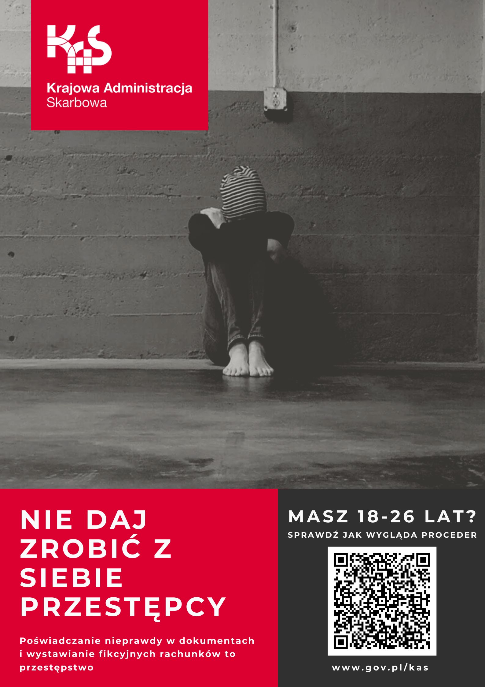 Baner z logiem KAS, czarno-białym zdjęciem młodej osoby skulonej pod ścianą oraz napisami na purpurowym tle.