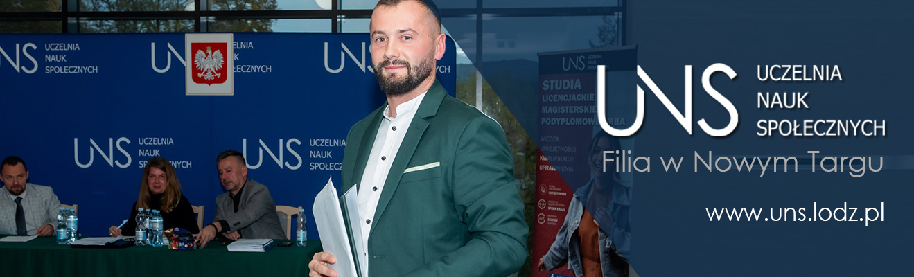 Zdjęcie mężczyzny w garniturze na tle komisji egzaminującej UNS