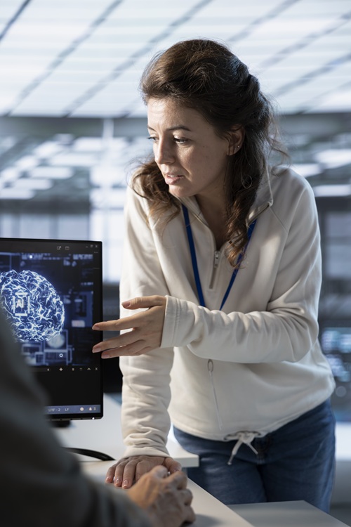 Kobieta tłumacząca coś na monitorze