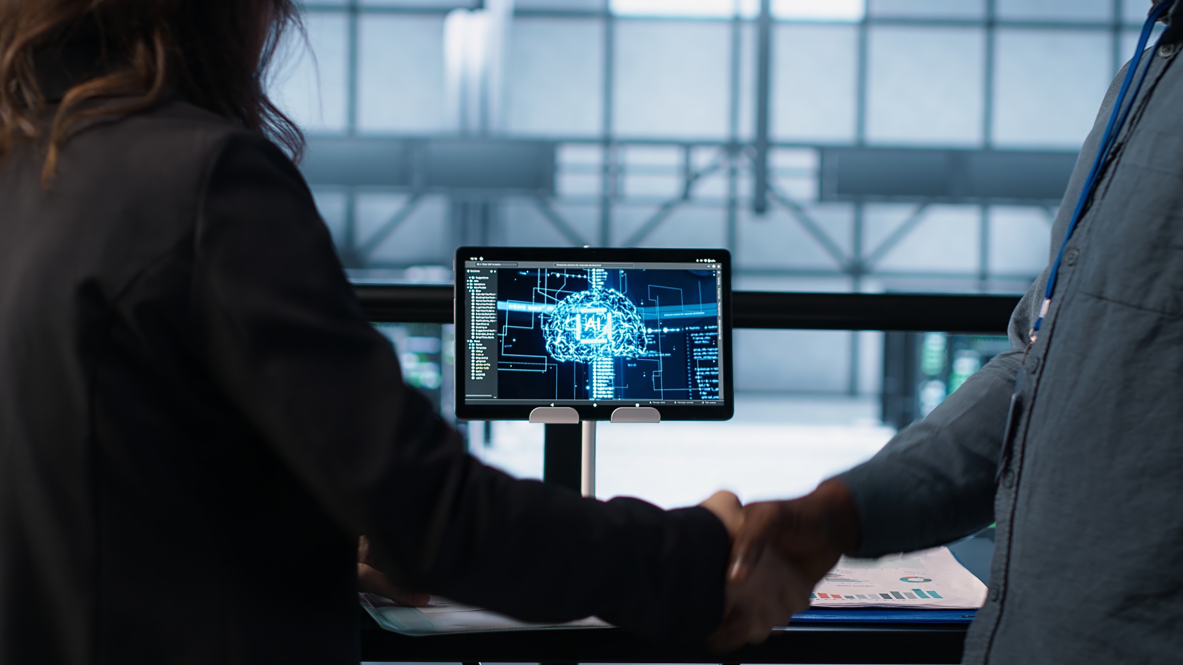 dwie osoby na tle monitora