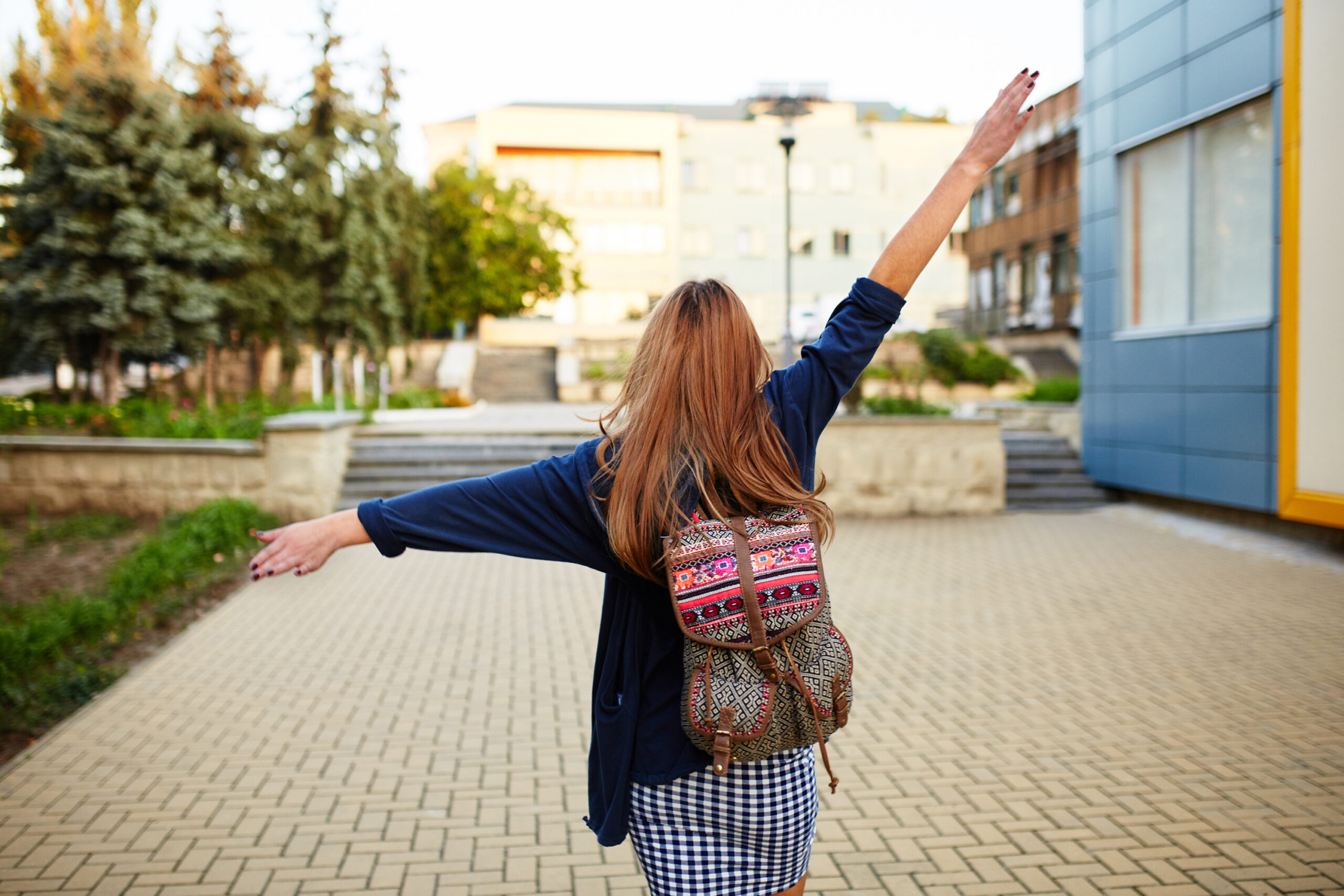 Studentka z plecakiem na ulicy