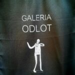 Logo Galerii Odlot przedstawiające grafikę ludzika