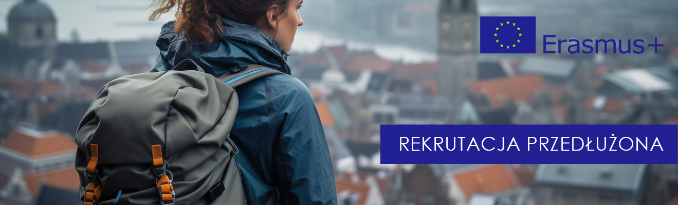 Kobieta z plecakiem patrząca z wysoka na panoramę miasta i logo Erasmus oraz napisy