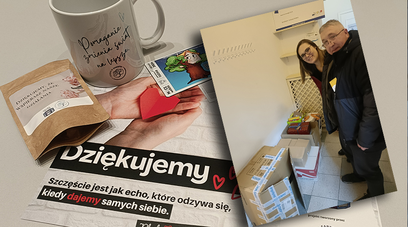 Zdjęcie podziekowań i dwóch osób nad darami świątecznej zbiórki