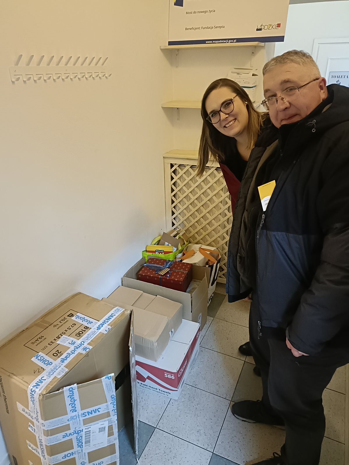 Zdjęcie mężczyzny i kobiety nad paczkami z darami