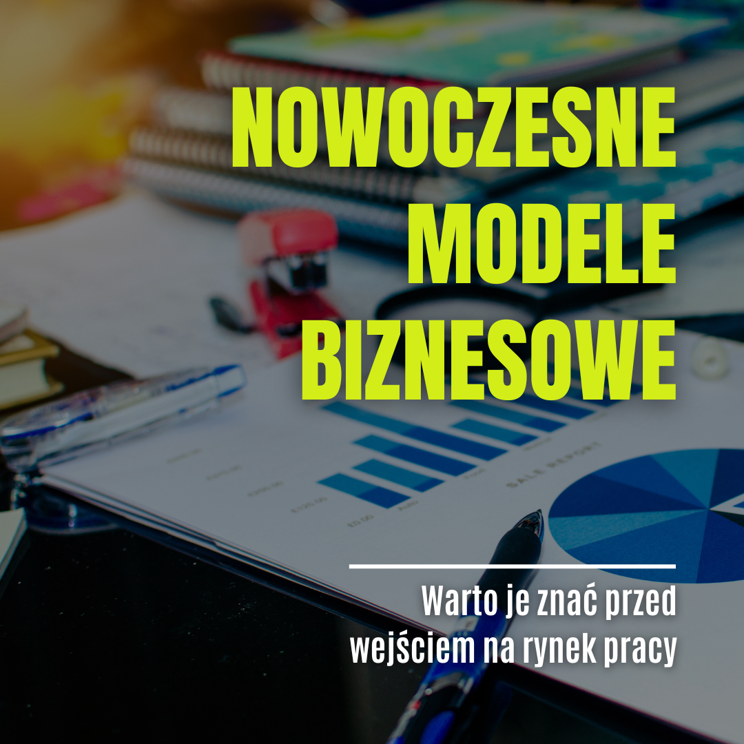 Zdjęcie kartek z wykresami leżącymi na biurku oraz napisy